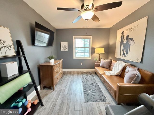 33 UNDERWOOD RD, Levittown, PA 19056