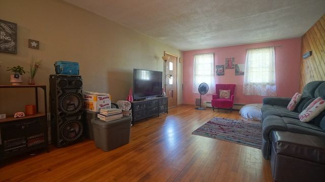 92 Walter St, Chicopee, MA 01013