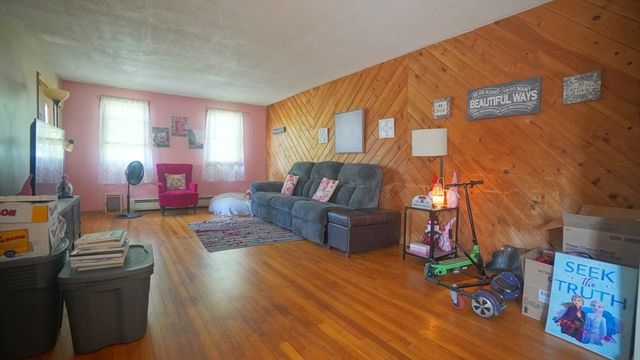 92 Walter St, Chicopee, MA 01013