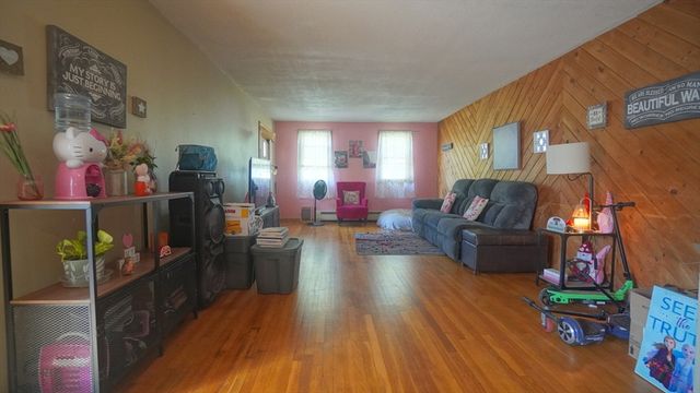 92 Walter St, Chicopee, MA 01013