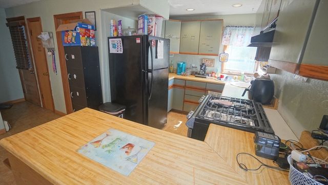 92 Walter St, Chicopee, MA 01013