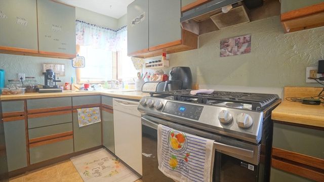 92 Walter St, Chicopee, MA 01013