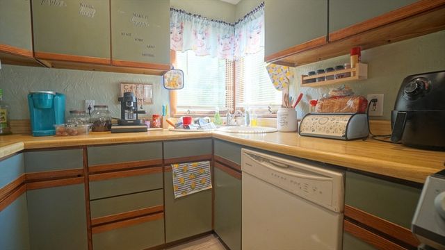 92 Walter St, Chicopee, MA 01013