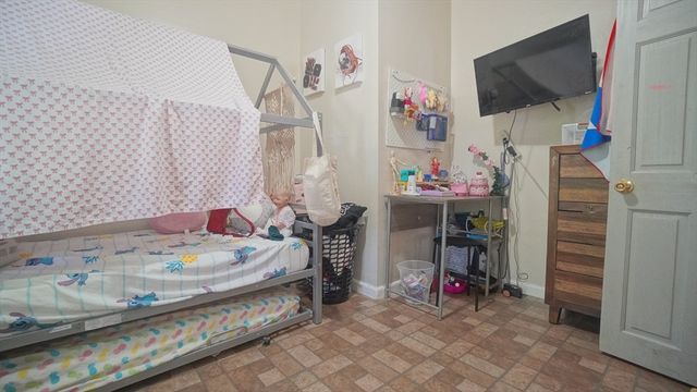 92 Walter St, Chicopee, MA 01013