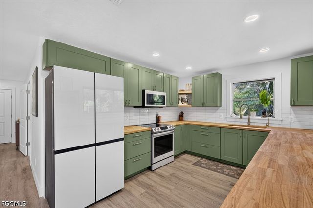 3628 Tropical Point DR, St James City, FL 33956