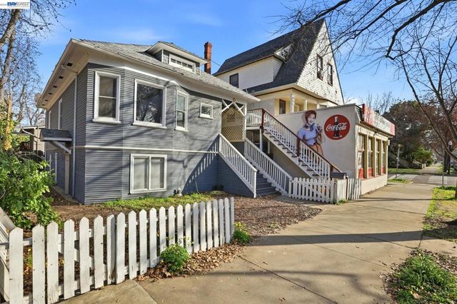 2327 2327 N St, Sacramento, CA 95816