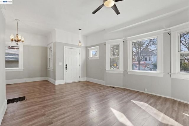 2327 2327 N St, Sacramento, CA 95816