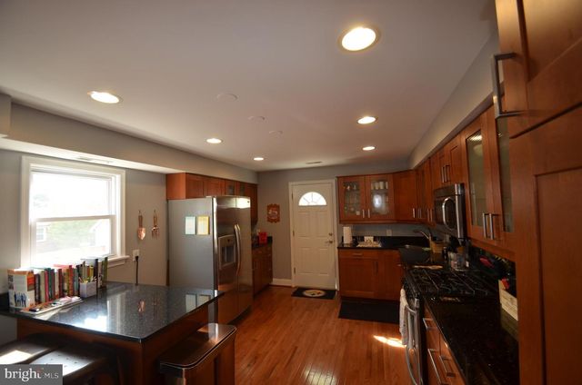 3723 S FOUR MILE RUN DR, Arlington, VA 22206