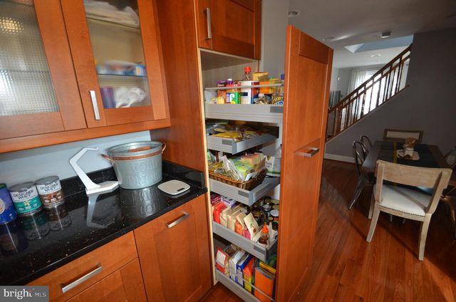 3723 S FOUR MILE RUN DR, Arlington, VA 22206