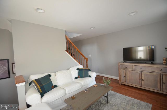 3723 S FOUR MILE RUN DR, Arlington, VA 22206