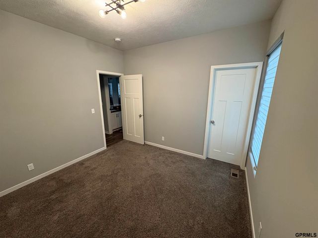 5113 N 209th Avenue, Elkhorn, NE 68022