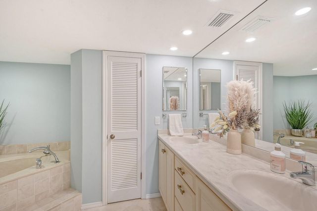 550 FLAMINGO DRIVE 202, Venice, FL 34285