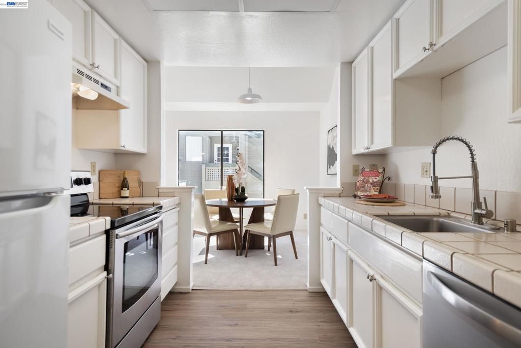 Image 10 of property listing at 3754 Stoneglen N, Richmond, CA 94806