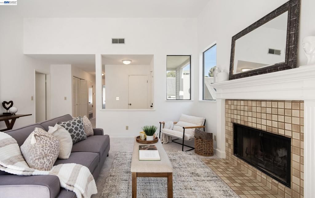 Image 4 of property listing at 3754 Stoneglen N, Richmond, CA 94806