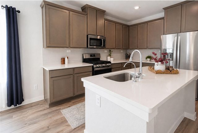 1924 Split Rock RD, New Braunfels, TX 78130
