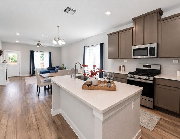 1924 Split Rock RD, New Braunfels, TX 78130