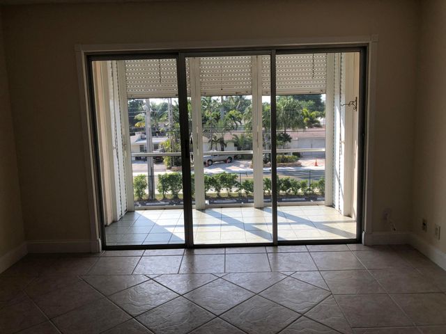 3040 NE 16TH Avenue 303, Oakland Park, FL 33334