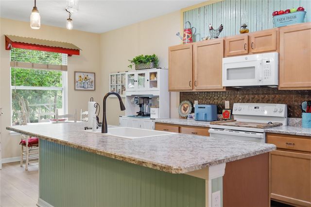 2200 N CLARA AVENUE, Deland, FL 32720