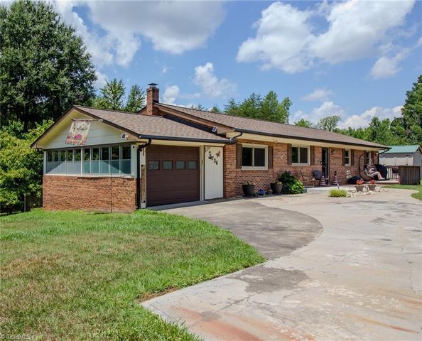 5736 Davis Road, Walkertown, NC 27051
