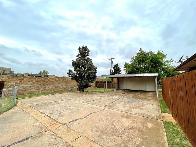 1100 Fenwick Place, Nichols Hills, OK 73116
