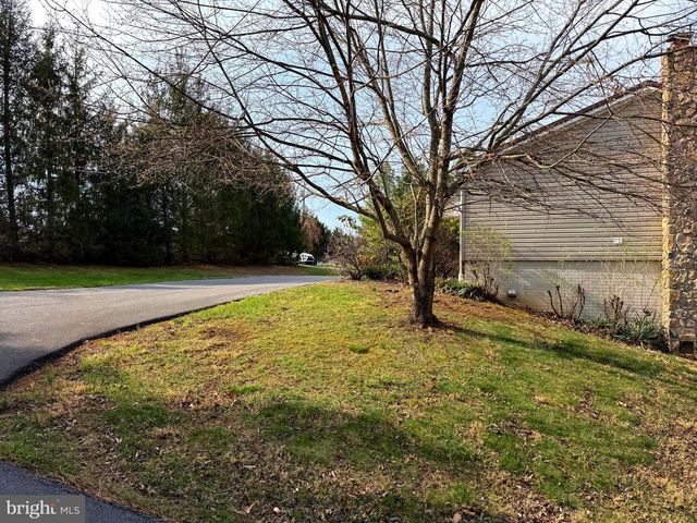 401 NIGHTHAWK DR, Petersburg, WV 26847