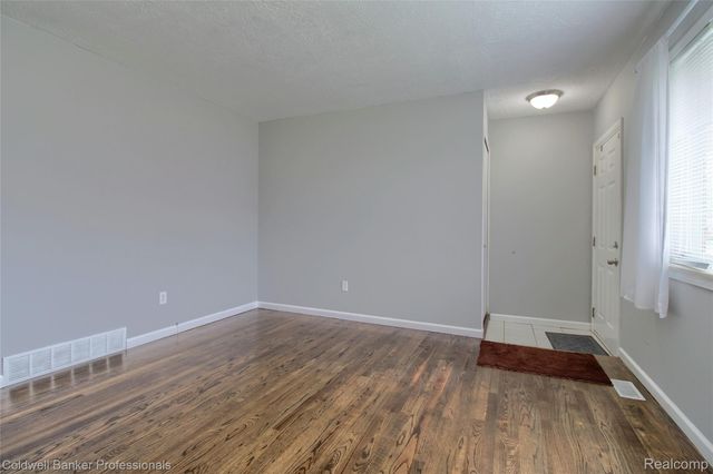 30081 Balmoral Street, Garden City, MI 48135