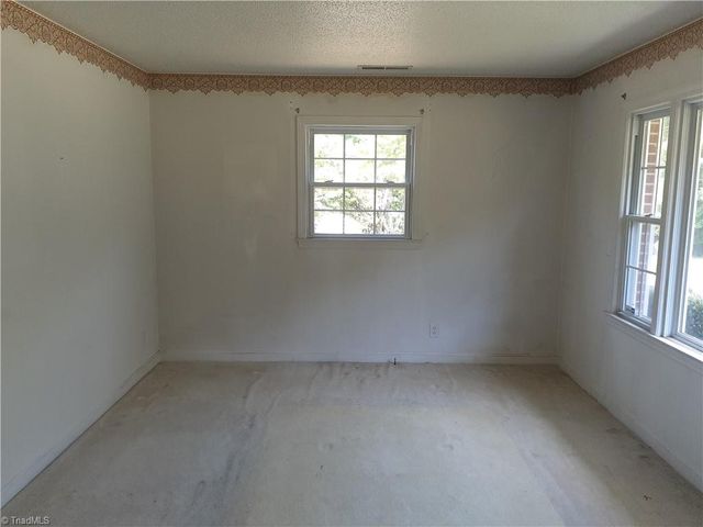 1546 Harvest Drive, Winston-salem, NC 27101