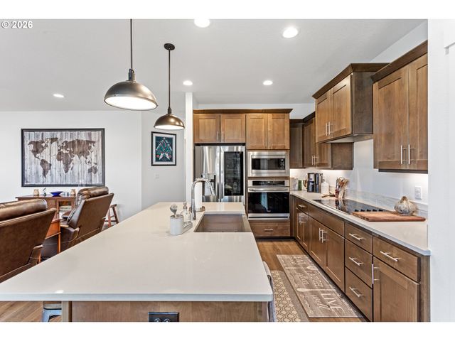 899 Ne TRILLIUM Dr, Estacada, OR 97023