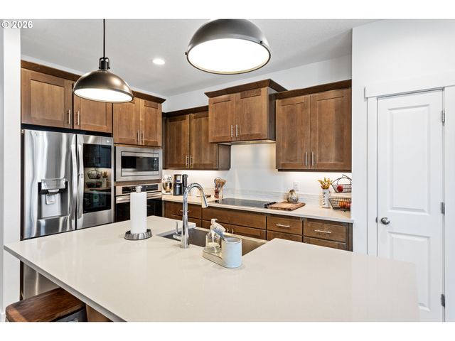 899 Ne TRILLIUM Dr, Estacada, OR 97023