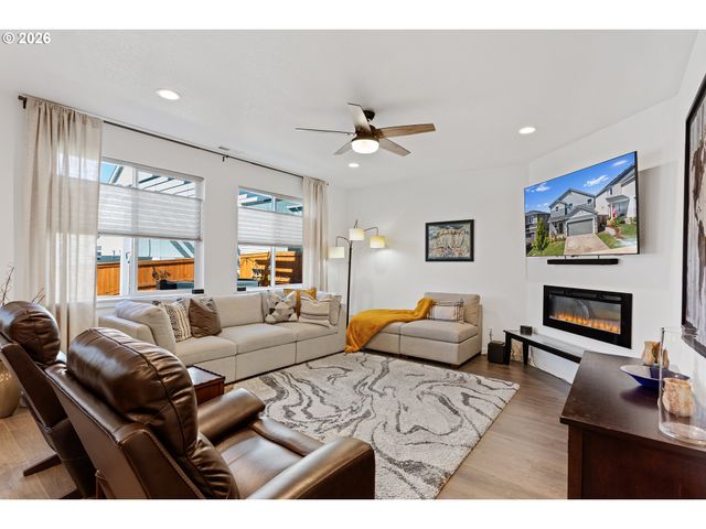 899 Ne TRILLIUM Dr, Estacada, OR 97023