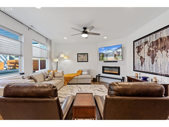 899 Ne TRILLIUM Dr, Estacada, OR 97023