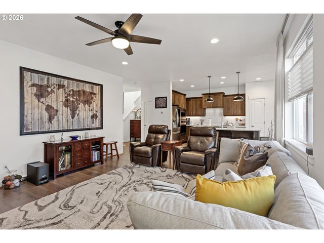 899 Ne TRILLIUM Dr, Estacada, OR 97023