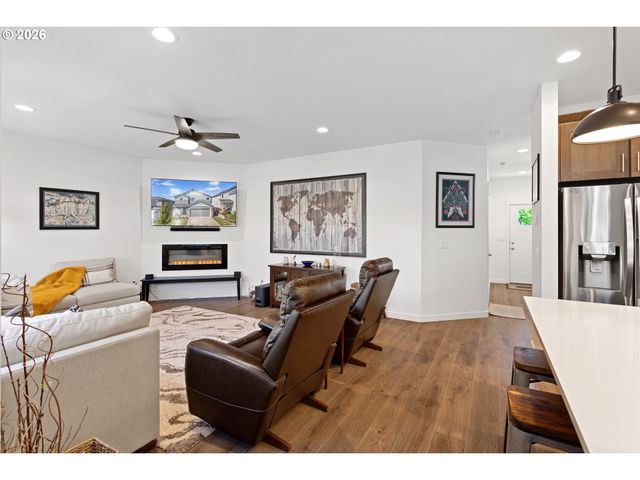 899 Ne TRILLIUM Dr, Estacada, OR 97023