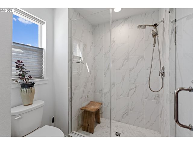 899 Ne TRILLIUM Dr, Estacada, OR 97023