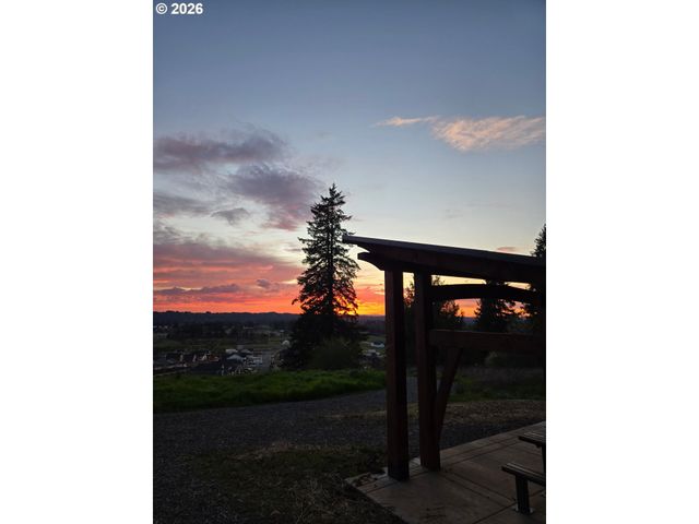 899 Ne TRILLIUM Dr, Estacada, OR 97023