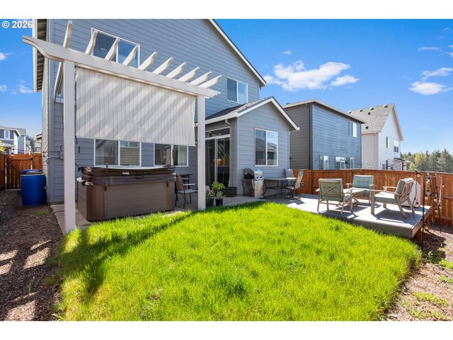 899 Ne TRILLIUM Dr, Estacada, OR 97023