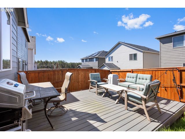 899 Ne TRILLIUM Dr, Estacada, OR 97023