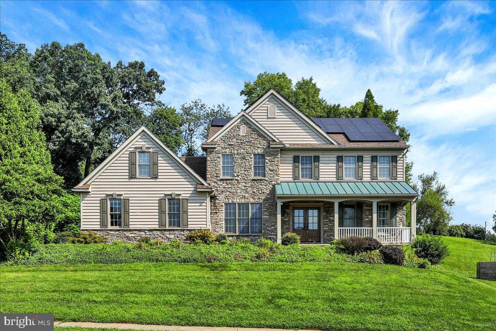 957 CASTLE POND DR, York, PA 17402