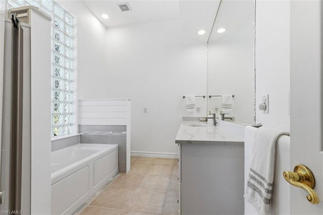 657 Soliel DR, Naples, FL 34110