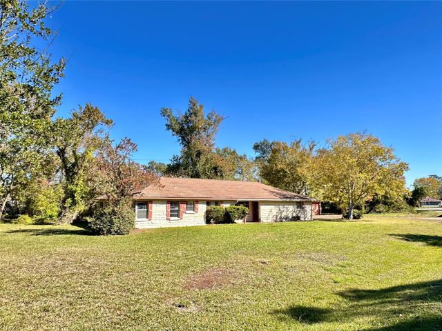 300 Holly Drive, Baytown, TX 77520