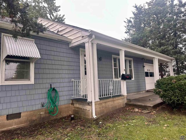 2111 SW Washburn AVE, Topeka, KS 66608