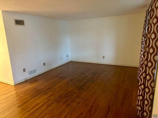 2111 SW Washburn AVE, Topeka, KS 66608