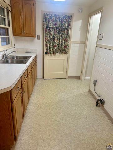 2111 SW Washburn AVE, Topeka, KS 66608