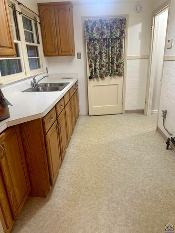 2111 SW Washburn AVE, Topeka, KS 66608
