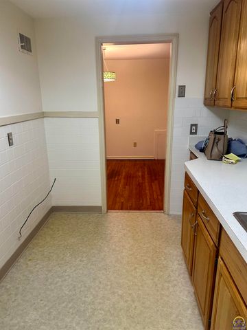 2111 SW Washburn AVE, Topeka, KS 66608