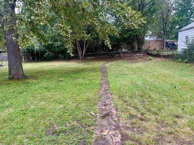 2111 SW Washburn AVE, Topeka, KS 66608