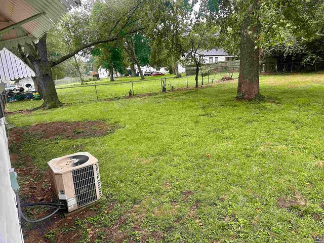 2111 SW Washburn AVE, Topeka, KS 66608