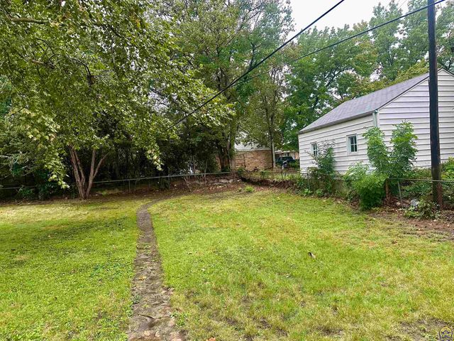 2111 SW Washburn AVE, Topeka, KS 66608