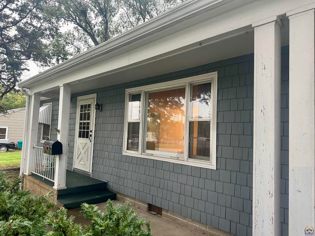 2111 SW Washburn AVE, Topeka, KS 66608