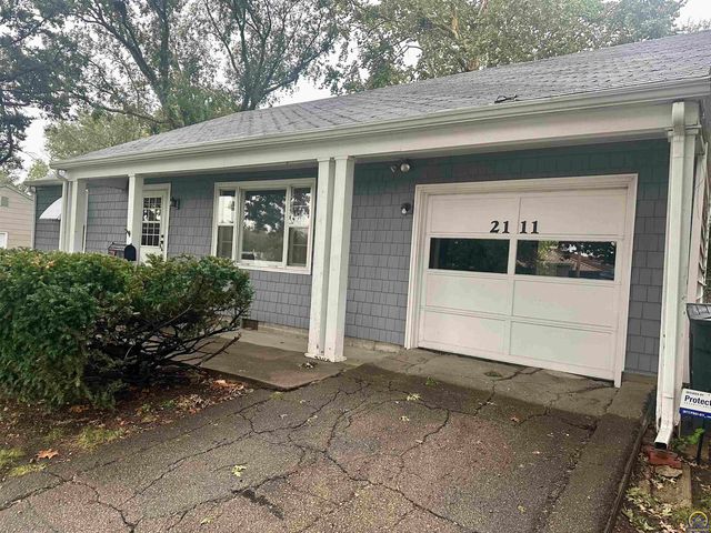 2111 SW Washburn AVE, Topeka, KS 66608